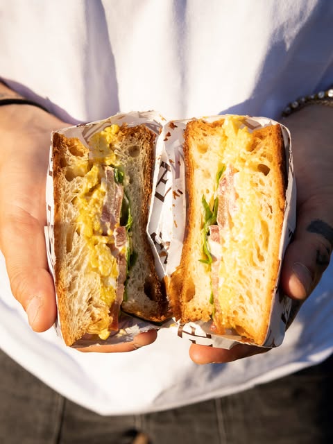 Panino gourmet Femmina appena servito, foto dal profilo Instagram di Femmina